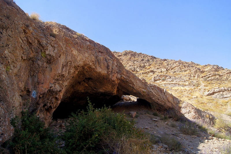 دهانه غار مغان