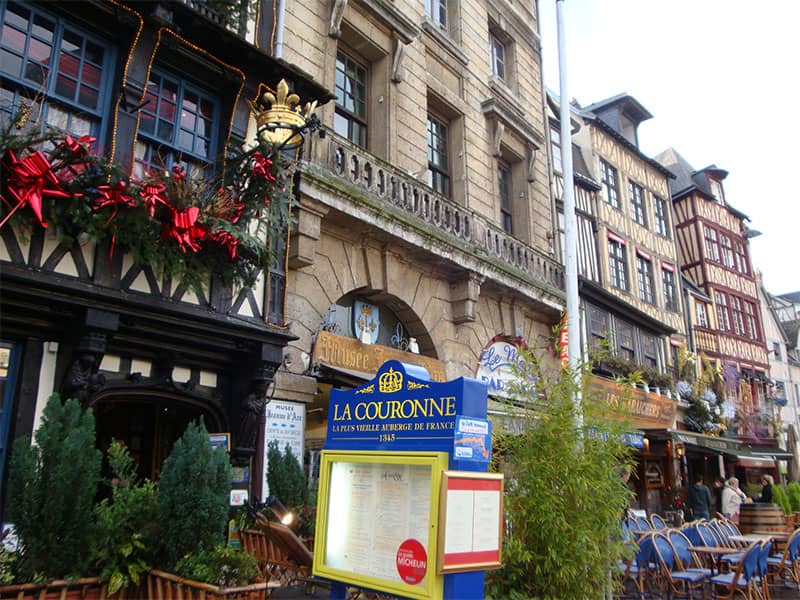 نمای تعدادی ساختمان و تابلوی یک رستوران به زبان فرانسوی