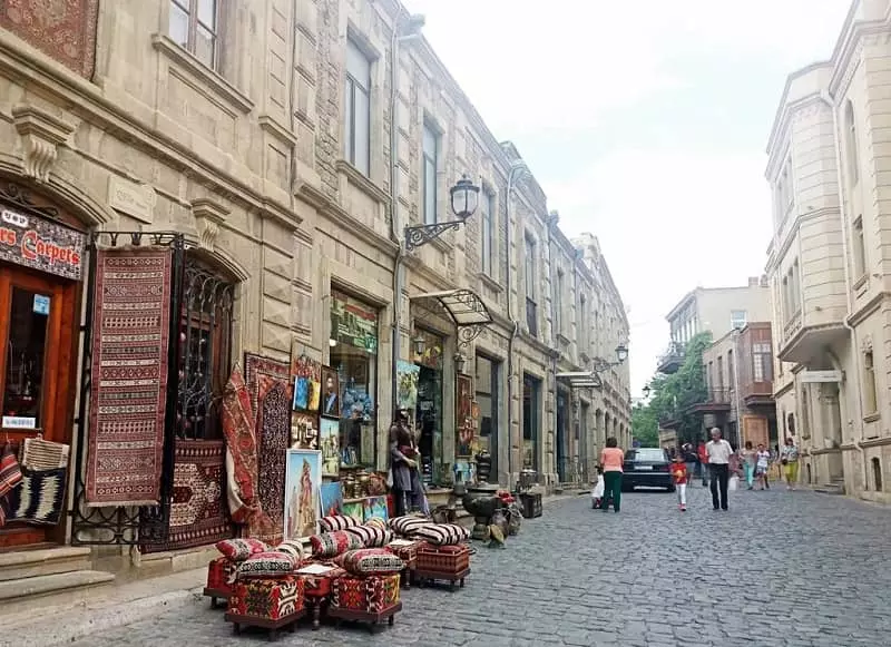 مغازه فرش فروشی در شهر قدیم باکو