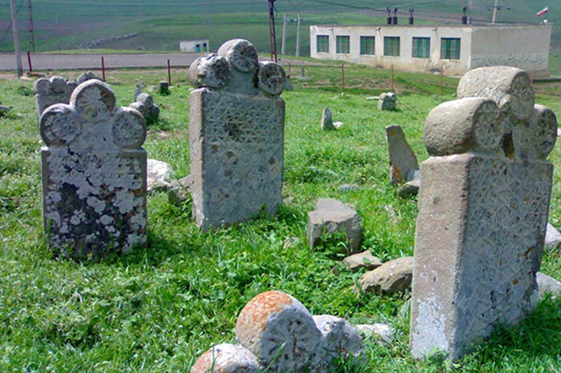 سنگ قبرهای باستانی موران