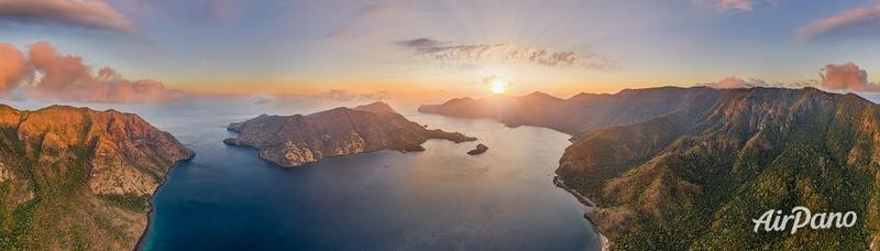 تصویر پانوراما از طلوع آفتاب در جزیره کومودو