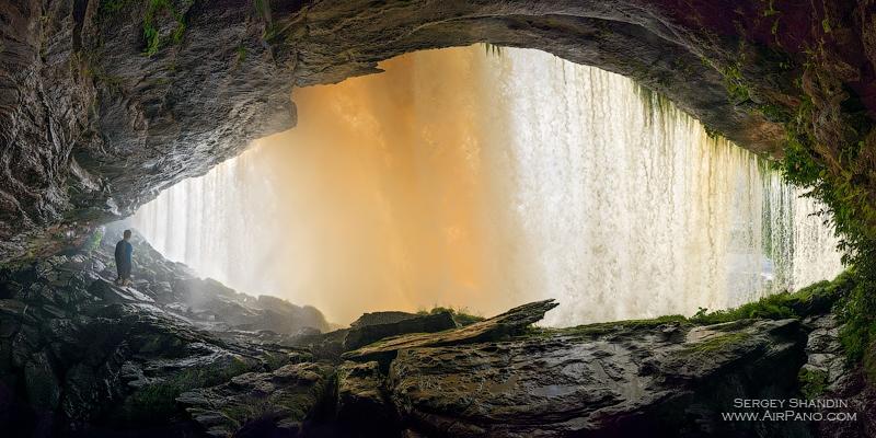 تصویری زیبا از پشت یکی از آبشارهای تالاب کانایما