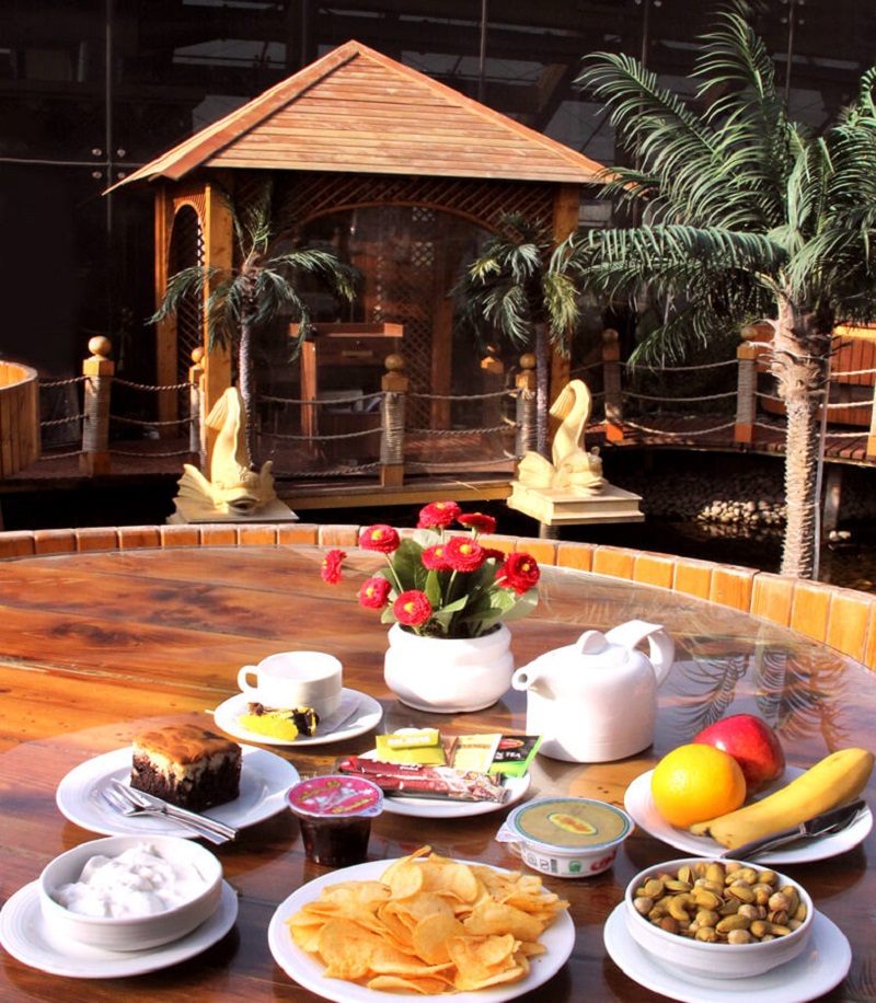 چایخانه سنتی برکه هتل درویشی در مشهد
