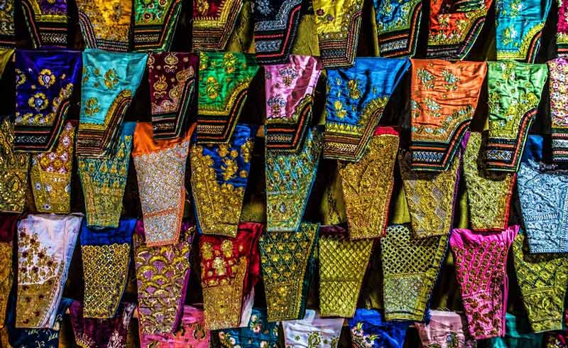 شلوارهای بادله دوزی شده رنگارنگ در بندر عباس