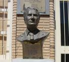 تندیس شاعر معروف ارمنی در ورودی کتابخانه وانک