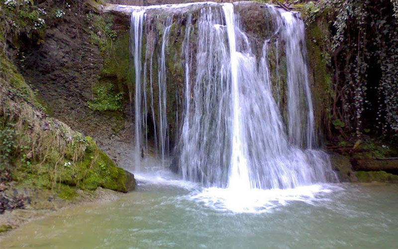آبشاری پرآب که به حوضچه ای بزرگ می ریزد