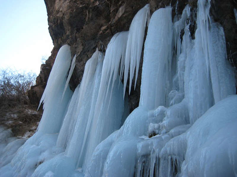 آبشار یخی آوستا در نزدیکی شاهرود