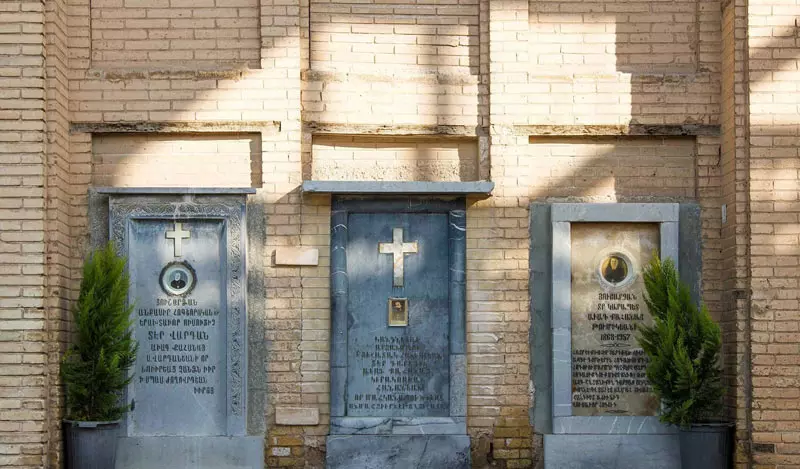 سنگ قبرهای مشاهیر ارمنی در محوطه کلیسای وانک