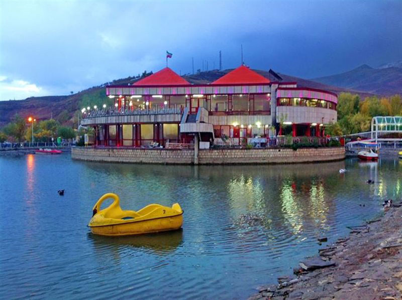 رستوران شیشه‌ای میسان با چشم‌انداز دریاچه عباس‌آباد