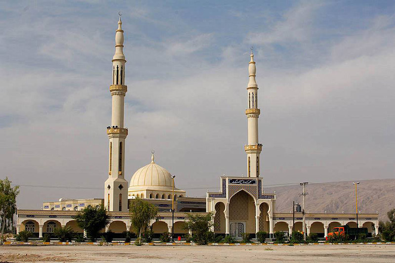 نمایی از صحن و منرا ها و گنبد مسجد دلگشای بندر عباس از دور