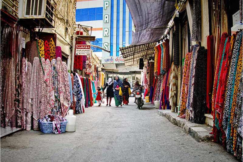 حجره‌های پارچه فروشی در بازار لاری‌ها در بندر عباس