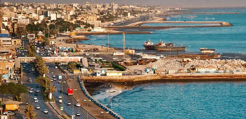 نمایی از ساحل و اسکله شهر بندر عباس از ارتفاع