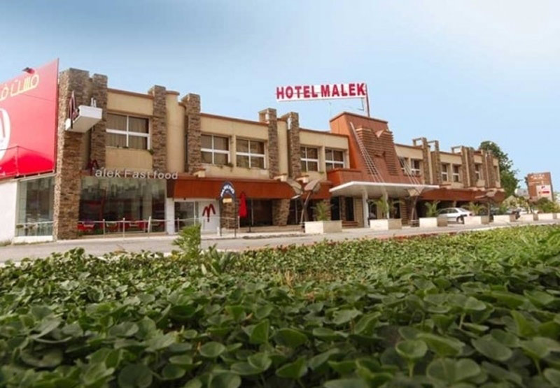 نمای ورودی هتل ملک چالوس