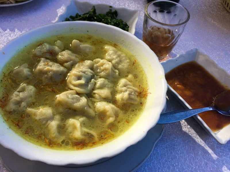 دوشبارا، غذای سنتی باکو به همراه چای و مربا