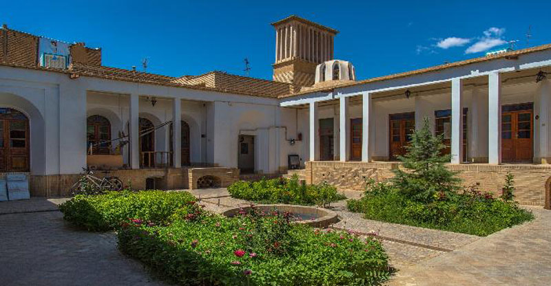 نمای بیرونی و حیاط خانه تاریخی یغمایی در شاهرود