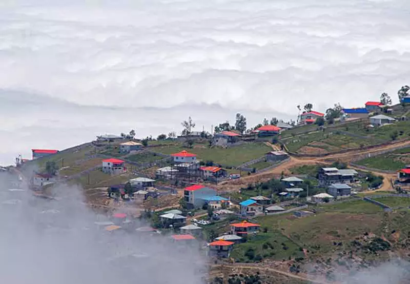 خانه‌های روستایی فیلبند در مازندران در احاطه ابرها