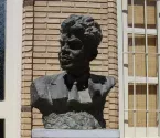 تندیس بارویر سواگ، شاعر معروف ارمنی در ورودی کتابخانه وانک