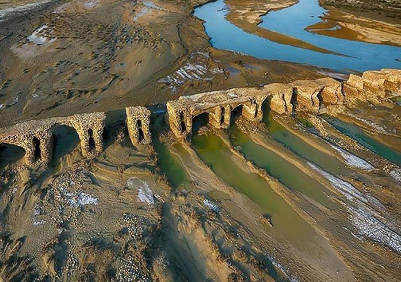 نمایی هوایی از بقایای پل تاریخی لاتیدان در هرمزگان