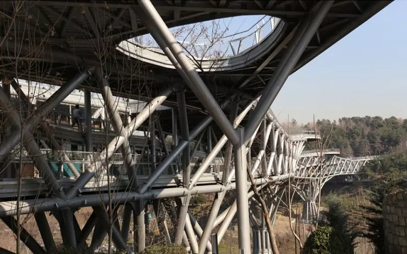 پل چند طبقه ای با ستون های فولادی متعدد