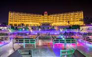 عکس هتل شایان در طول شب با نورپردازی زرد و بنفش