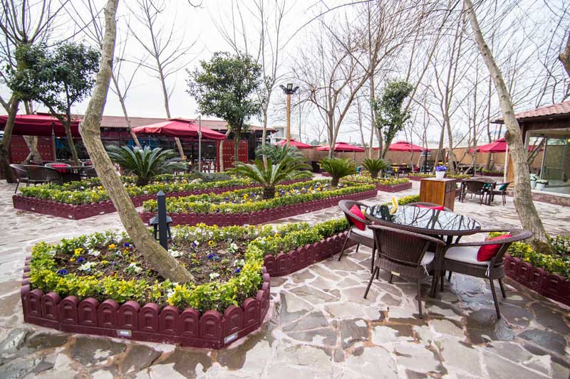 محوطه زیبای داخل باغ رستوران ملورین کلار آباد
