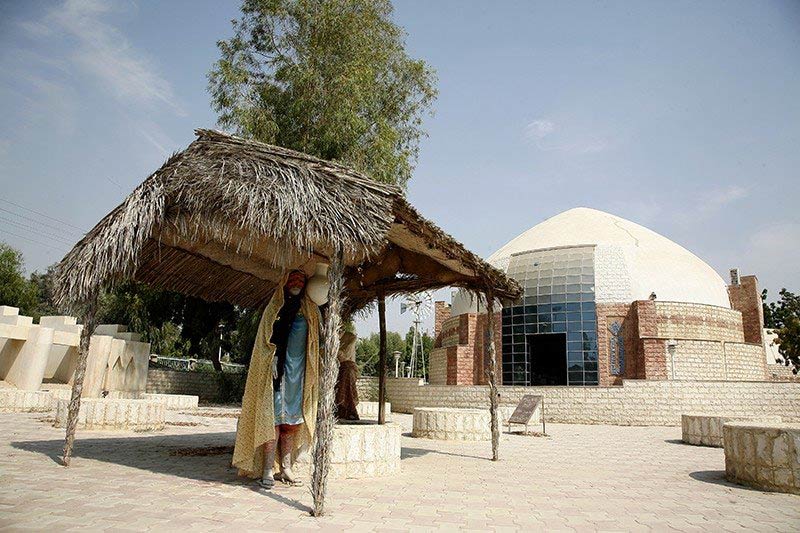 محوطه موزه آب بندر عباس با مجسمه زن بومی