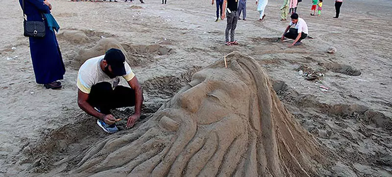 نرمن مجسمه ساز شنی در جشنواره پارک غدیر بندر عباس در حال ساخت مجسمه شنی