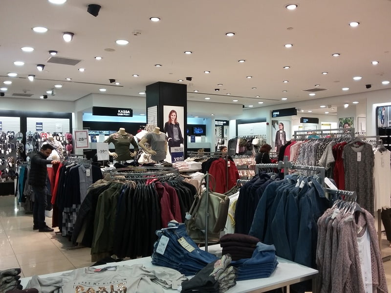 پوشاک مختلف در مرکز خرید ۲۸ در باکو