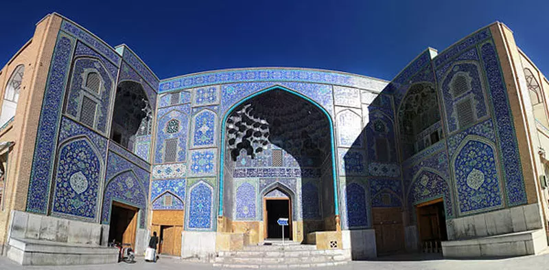 سردر ورودی و نمای بیرونی مسجد شیخ لطف الله اصفهان