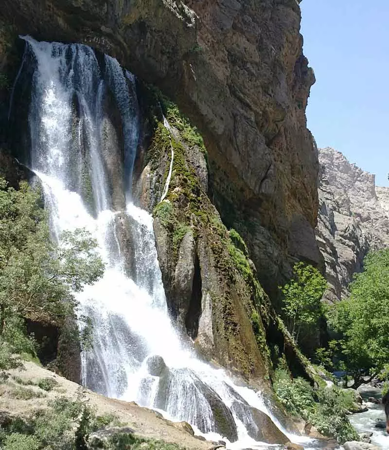 آبشار آب سفید لرستان در نزدیکی الیگودرز