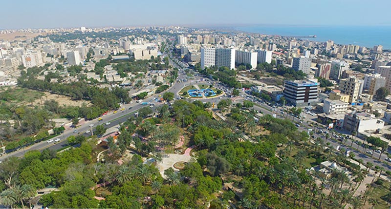 نمایی هوایی از ساختمان‌ها و درختان شهر بندر عباس