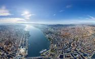 تصویر هوایی از شهری با هوای آفتابی و تمیز و دریاچه ای آبی در وسطش