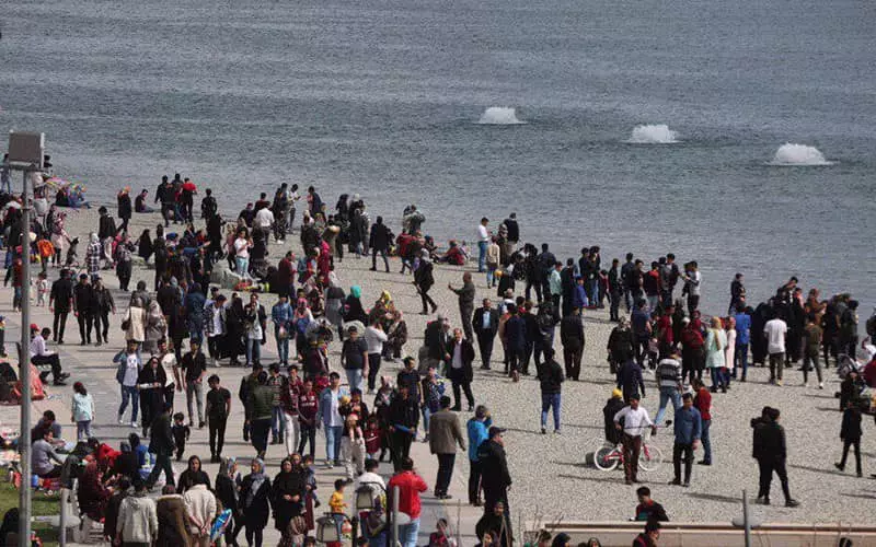 جمعیت زیادی از مردم در ساحل دریاچه چیتگر