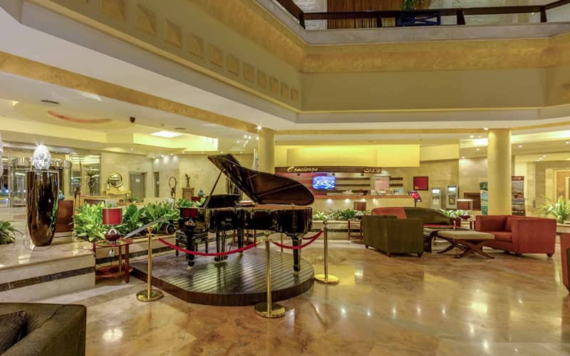 لابی بزرگ هتل با کف مرمر و یک پیانوی لوکس