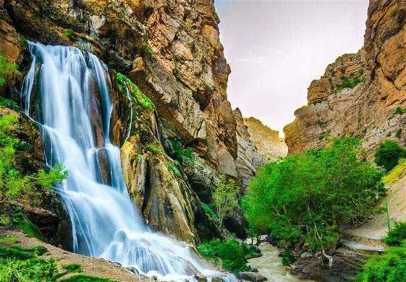 آبشار آب سفید الیگودرز در بهار