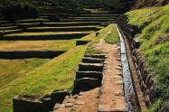 کانال های آبی در تراس های کشاورزی پرو