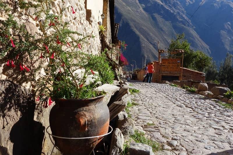 کوچه سنگفرش اولانتایتامبو؛ گلدان گل و کوه ها در پرو