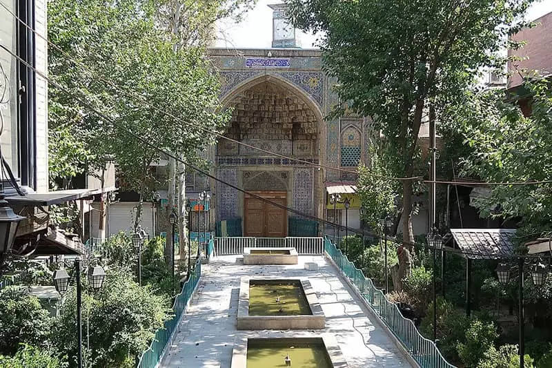 نمای ورودی مسجد با چندین حوض و فضای سبز در مقابلش
