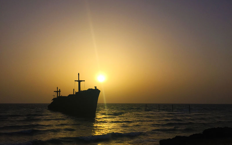 غروب خورشید و کشتی یونانی در جزیره کیش