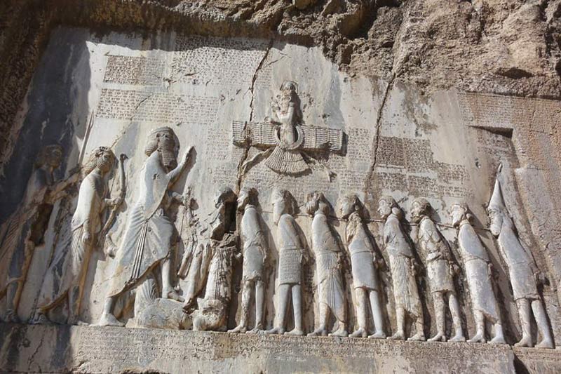 کتیبه و نقش برجسته داریوش در سنگ نوشته خامنشی در کوه بیستون