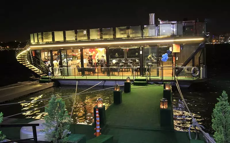 کشتی رستوران روی دریاچه چیتگر