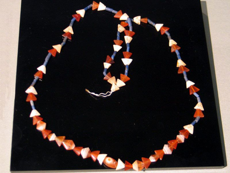 گردنبند زینتی با سنگ‌های زینتی کشف شده در شهر سوخته زابل