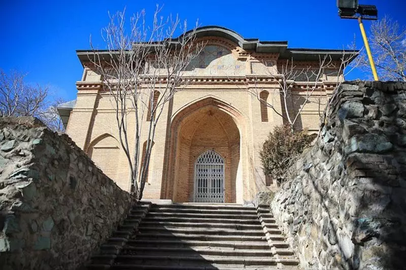 نمای بیرونی  و پلکان ورودی کاخ احمد شاهی