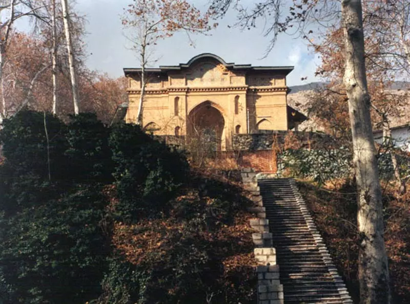 ساختمان کاخ احمد شاهی و پلکان مقابل آن در مجموعه سعد آباد
