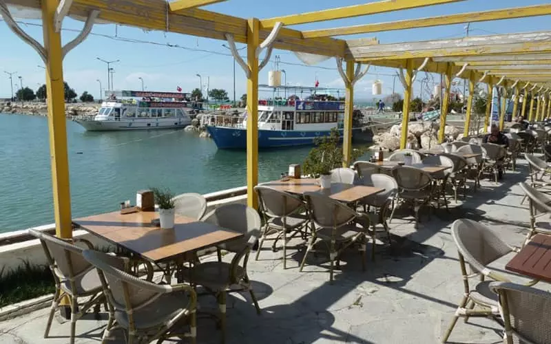 رستورانی در کنار اسکله و چند قایق تفریحی
