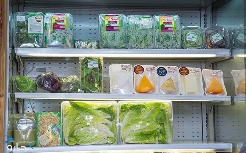 قفسه سبزیجات و پنیر در فروشگاه