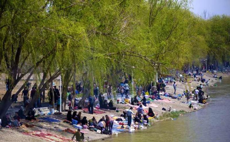 اتراق گردشگران در حاشیه رودخانه در روز سیزده به در