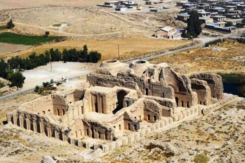 نمایی از بالا از محوطهتاریخی ساسانی و کاخ آن
