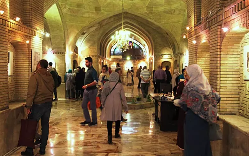 عکسخانه کاخ گلستان و مردم بازدیدکننده
