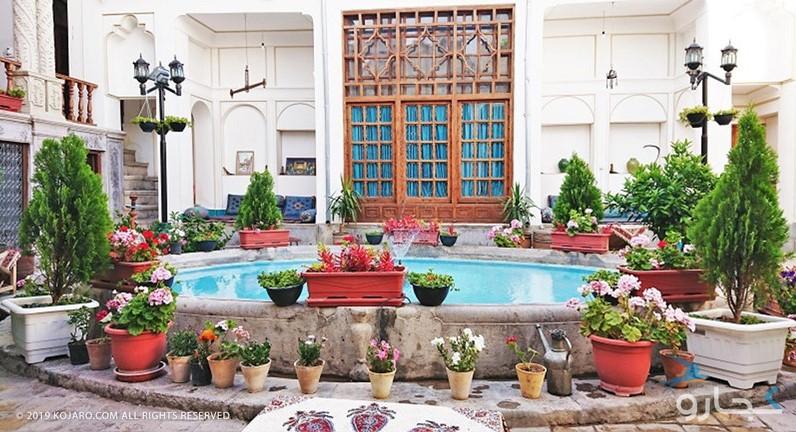 حوض حیاط مرکزی هتل سنتی در اصفهان